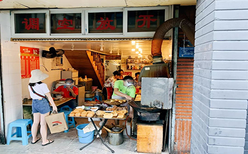 勵志草根創(chuàng)業(yè)故事:中年大叔靠賣早餐喜提兩輛27萬SUV！ 第2張